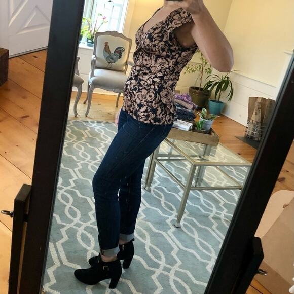 Ann Taylor Dark Floral V-Neck Sleeveless Blouse Shell Top Workwear Size 0 - Picture 5 of 9